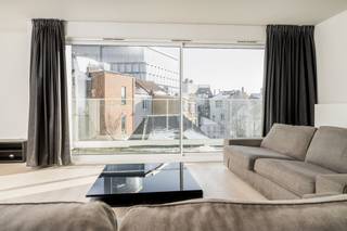 <p><span>Prachtig, lichtrijk appartement met terrassen (8m² &amp; 12m²) op de 4de verdieping van een mooi &amp; recent gebouw op het gekende Barricadenplein. Inkomhal met apart toilet. Grote leefruimte met eetplaats en volledig ingerichte open keuken. Praktische berging aansluitend. 3 ruime slaapkamers (19,5m² &amp; 18m² &amp; 11m²) waarvan 1 met eigen aansluitende badkamer (ligbad, toilet, lavabo) en een 2de aparte badkamer met dubbele lavabo en inloopdouche. Privatieve kelder. Parkeerplaats in de ondergrondse parking van het gebouw bij aan te kopen (+ € 38.000). Super goede ligging, vlakbij het centrum, openbaar vervoer, restaurants, parken en verschillende invalswegen.</span></p><p><span> </span></p>