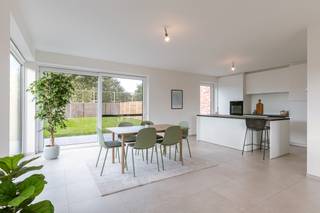 Contacteer Simon via 0498 12 37 08 of simon@vicusvastgoed.be voor meer info of een bezoek!Deze woning bevindt zich op een gunstige locatie in...