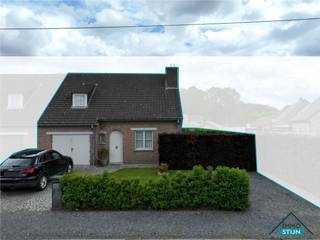 In een rustige en aangename omgeving, vlak bij het bosrijke domein rond het Kasteel d’Aertrycke, vinden we deze charmante woning terug. De woning geniet van een groene ligging en heeft tegelijk een vlotte verbinding naar diverse winkels en het openbaar vervoer. Je komt de woning binnen via de inkomhal, die toegang biedt tot het gastentoilet, de woonkamer en de vaste trap naar de eerste verdieping. De lichtrijke woonkamer biedt voldoende ruimte voor een gezellig salongedeelte en een eetplaats. Aansluitend bevindt zich de keuken, die volledig ingericht is en waar ook plaats is voor een ontbijttafel. Vanuit de keuken heb je toegang tot de garage, waar naast ruimte voor één wagen ook voorzieningen aanwezig zijn voor een wasmachine en droogkast.<br />Een grote troef op de gelijkvloerse verdieping is de lichtrijke veranda. Van hieruit geniet je van een mooi zicht op de verzorgde tuin, waardoor dit een aangename extra leefruimte vormt doorheen het jaar. Op de eerste verdieping leidt de nachthal naar drie slaapkamers, de badkamer en een praktische bergingsruimte. De badkamer is uitgerust met een ligbad, een lavabomeubel en een tweede toilet. Via een trapluik is er ook toegang tot de zolder, die extra bergruimte biedt. Achteraan de woning bevindt zich een mooi aangelegde tuin met een eerste terras aan de veranda, een moestuin en een tuinhuis met overkapping, ideaal als overdekt terras. Vooraan is er op de oprit nog plaats om een wagen te parkeren.<br />Deze woning combineert een rustige, groene ligging met praktische ruimtes en een aangename tuin. Een ideale thuis voor wie graag comfortabel woont in de nabijheid van natuur, winkels en openbaar vervoer. (sted. inl.: Vg,Wg,Gmo,Gvkr,Gvv)