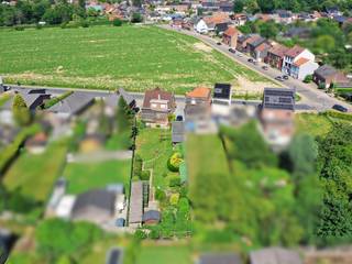 Bent u op zoek naar een <strong>karaktervolle open bebouwing</strong> met een prachtige tuin, op een uitstekende locatie <strong><span>nabij Leuven</span></strong>?<br />Welkom in de Wakkerzeelsebaan 10 te Wijgmaal.<br /><br />Deze charmante open bebouwing uit 1962 werd <strong>degelijk en stevig</strong> opgetrokken en staat op een mooi perceel van <strong>8a78ca</strong>. De woning is te renoveren maar biedt dankzij haar goede basis, aangename volumes en authentieke karakter heel wat mogelijkheden om er een hedendaagse gezinswoning van te maken.<br />Op het gelijkvloers bevinden zich de grote leefruimtes met een aangename lichtinval. De verdieping telt <strong>drie volwaardige slaapkamers en een badkamer</strong>.<br />Een absolute troef is de <strong><span>ruime en groene tuin</span></strong>. Hier is plaats genoeg om te ontspannen, te spelen, te tuinieren of gewoon te genieten van de rust en privacy. Ook de <strong>grote garage</strong> is een mooie meerwaarde en biedt naast plaats voor een wagen ook ruimte voor fietsen, opslag of een werkatelier.<br />En dan is er nog de ligging. De woning bevindt zich <strong><span>vlak bij de Vaart en het jaagpad</span></strong>. Hierdoor bereikt u Leuven vlot en aangenaam met de fiets. Ook richting Mechelen vormt het jaagpad een prachtige fietsverbinding.<br />Ideaal voor wie graag groen en rustig woont maar Leuven toch binnen handbereik wil houden.<br /><br />Een solide woning, een prachtig perceel en vooral heel veel potentieel op een bijzonder aangename locatie.<br />Boek uw bezoek met Philippe via onze website (knopje <span>bezoekmoment</span>)