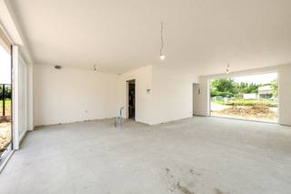 Deze ENERGIEZUINIGE WONING MET BIJGEBOUW is gelegen in Hulste (Harelbeke) met name in de Brugsestraat 164B op een perceel grond 547 m² met een bewoonbare oppervlakte van maar liefst 185 m². U beschikt tevens over een BIJGEBOUW van 24 m² die U nog naar believen kan inrichten als 2de garage of PRAKTIJKRUIMTE! <br /><br />PLUSPUNTEN:<br />* AFWERKING NAAR KEUZE INCLUSIEF <br />* ENERGIEZUINIG<br />* ZONNEPANELEN 8 STUKS<br />* VENTILATIE TYPE D<br />* REGENWATER 10.000 liter<br />* VLOERVERWARMING VIA WARMTEPOMP<br />* BIJGEBOUW (24 m²)<br />* 6 % BTW MOGELIJK <br /><br />INTERIEUR:<br />U komt binnen via de inkomhal met apart gastentoilet. Vervolgens komt u in de aangename, lichtrijke leefruimte (35 m²) met een gezellige zit- en eethoek. Aansluitend bevindt zich de ruimte op een open keuken te installeren. <br />Daarnaast is er een praktische berging (3,5 m²) en een inpandige garage (21 m²) met een handige achterdeur naar de tuin.<br />Op de bovenverdieping bevinden zich drie ruime slaapkamers (16 m² | 14,5 m² | 13 m²), een stijlvolle badkamer met inloopdouche, ligbad en lavabomeubel, een apart toilet en een praktische wasplaats (5,5 m²).<br /><br />EXTERIER:<br />De woning beschikt over een aan te leggen tuin van 320 m², georiënteerd op het noordoosten. Op het perceel is er private parkeergelegenheid en een extra bijgebouw (24 m²) dat flexibel kan worden ingericht, bijvoorbeeld als garage, werkruimte of hobbyruimte.