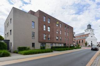 <strong>CENTRAAL </strong>gelegen appartement in een modern kader met een<strong> MOOIE AFWERKINGSGRAAD</strong> te Leupegem! Nabij winkels, scholen, centrum, N60 en op wandelafstand van een prachtig natuurdecor ('t Spei)!<br /><br />De <strong>INDELING </strong>gaat als volgt: inkomhall met vestiaire, afzonderlijk gastentoilet, lichtrijke woonkamer met open ingerichte keuken, berging/wasplaats, badkamer en <strong>2 SLAAPKAMERS</strong>. De onderhoudsvriendelijke <strong>TUIN</strong> biedt hier alvast een zekere garantie op <strong>RUST EN PRIVACY</strong>!<br /><br />Extra troef: een <strong>AUTOSTAANPLAATS </strong>in de ondergrondse garage en een gemeenschappelijke fietsenberging!<br /><br /><em>Opmerking: Dit appartement is geschikt voor maximum 2à3 personen! Omdat je financieel comfortabel zou kunnen huren wordt de volgende basisregel gehanteerd 785 euro x 3 = 2355 euro</em><br /><br /><strong>Adres: </strong>Leupegemstraat 44 bus 0101 - Oudenaarde<br />Beschikbaar vanaf 1 mei 2026 (vroeger mogelijk)<br />Huurprijs: €785/maand + €60 syndic/maand<br />EPC: 105 kWh/m² - UC: 3087564