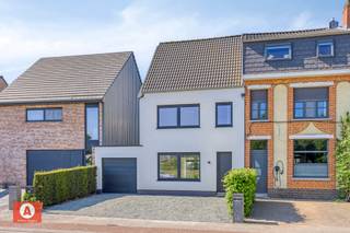 Bent u op zoek naar een tot in de puntjes gerenoveerde woning die voldoet aan de doelstelling van 2050? Dan is deze woning met een...