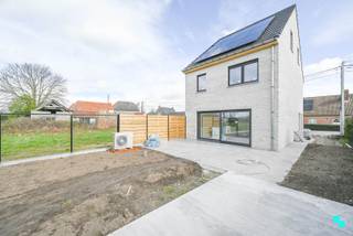 Ontdek deze nieuw te bouwen halfopen bebouwing, gelegen op een perceel van 475m² en met een bewoonbare oppervlakte van ca. 195m² (volgens...
