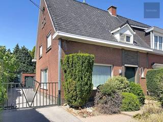Ben je opzoek naar een stevige en goed onderhouden woning waar je je nog een eigen touche kan aan geven?<br />Dan is dit pand ideaal geschikt.<br />De afgelopen jaren werden reeds de keuken, de ramen, de goten, de elektriciteit en de dakisolatie vernieuwd.<br />Evenwel vraagt het huis nog wat energetische modernisatie qua verwarming en isolatie, alsook een modernere badkamer (al is de huidige absoluut nog bruikbaar).<br />Indeling :<br />° inkomhal met gastentoilet<br />° ruime, lichtrijke living met mazoutkachel<br />° recent ingerichte keuken met alle apparatuur en eethoek<br />° droge kelder<br />° drie slaapkamers<br />° badkamer met ligbad, douche en toilet<br />° geïsoleerde zolder<br />Voor en naast de woning bevindt zich een mooie oprit en voortuin.<br />Achteraan kan je genieten van een zuidwestgericht terras en tuin alsook een een gemetste garage en 2 tuinhuizen.<br />Vraag nu uw afspraak voor een vrijblijvend bezoek en ontdek de vele mogelijkheden.<br />