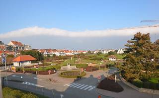 Enkele gesloten garagebox van 3m breed op 5m50 nabij de ingang en de lift van het complex.De ondergrond beschikt over 2 afzonderlijke toegangen...