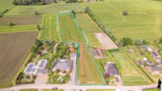 <p><strong>Unieke bouwgrond voor open bebouwing met achterliggend perceel van ca. 6.329 m² te Essen</strong></p>
<p><strong> </strong></p>
<p>Bent u op zoek naar een bouwgrond waar <strong>ruimte, privacy en natuurbeleving</strong> centraal staan? Dan is deze uitzonderlijke eigendom in Essen beslist een unieke opportuniteit.<br />Deze eigendom omvat een bouwlot voor <strong>open bebouwing</strong> van ca. <strong>1.165 m²</strong>, gecombineerd met een achterliggend perceel van ca. <strong>5.164 m²</strong>, goed voor een totale oppervlakte van maar liefst <strong>6.329 m²</strong>. Een zeldzame kans voor wie droomt van een vrijstaande woning met een uitzonderlijk grote tuin, open zichten en maximale privacy.<br />Dankzij de gunstige bouwvoorschriften biedt dit perceel tal van mogelijkheden voor het realiseren van een ruime gezinswoning. Zowel een moderne architectuur met plat dak als een meer landelijke woning met hellend dak behoren tot de mogelijkheden.<br /><br /><strong>Ligging<br /></strong>Het perceel is gelegen in een rustige en groene omgeving te <strong>Essen</strong>, waar u geniet van een aangename combinatie van natuur, wooncomfort en bereikbaarheid. Winkels, scholen, openbaar vervoer en andere dagelijkse voorzieningen bevinden zich op korte afstand. Hier woont u in alle rust, omringd door groen, terwijl u toch geniet van een vlotte verbinding naar het centrum van Essen, Kalmthout en Nederland.<br /><br /><strong>Bouwmogelijkheden<br /></strong>- Bestemd voor <strong>open bebouwing<br /></strong>- Totale perceeloppervlakte van ca. <strong>6.329 m²<br /></strong>- Bouwlot van ca. <strong>1.165 m²<br /></strong>- Achterliggend perceel van ca. <strong>5.164 m²</strong><strong><br /></strong>- Maximale bouwdiepte van <strong>20 meter<br /></strong>- Minimale voorgevelbreedte van <strong>8 meter<br /></strong>- Maximale kroonlijsthoogte van <strong>7 meter<br /></strong>- Zowel <strong>plat dak</strong> als <strong>hellend dak</strong> toegestaan<br />- Mogelijkheid tot het oprichten van een bijgebouw volgens de geldende voorschriften<br /><br /><strong>Bijzonderheden<br /></strong>- Totale oppervlakte van ca. <strong>6.329 m²<br /></strong>-<strong> Zuidwestelijk georiënteerde tuin<br /></strong>- Uitzonderlijk diep perceel<br />- Mogelijkheid tot het bouwen van een vrijstaande woning<br />- Open zichten op de omgeving<br />- Veel privacy en rust<br />- Tal van bouwmogelijkheden<br />- Groene en residentiële omgeving</p>
<p>De zuidwestelijke oriëntatie zorgt ervoor dat u optimaal geniet van de zon vanaf de middag tot in de avonduren. De uitzonderlijke perceeldiepte creëert bovendien een uniek gevoel van vrijheid en biedt ruimte voor een prachtige tuin, speelweide, hobbyruimte of het houden van dieren.</p>
<strong>Een uitzonderlijke opportuniteit voor wie op zoek is naar een exclusieve bouwgrond waar ruimte, natuur en woonkwaliteit perfect samenkomen. Contacteer ons gerust voor meer informatie, plannen of de verkavelingsvoorschriften</strong>