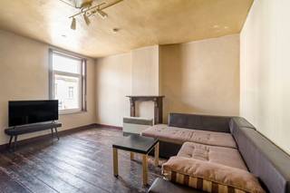 <p>Te renoveren huis op centrale ligging nabij Dampoort in Gent.</p>

<p> </p>

<p>Deze gesloten bebouwing in de Ambachtstraat biedt een interessante investeringsopportuniteit in een levendige en residentiële omgeving nabij het station Gent-Dampoort. Dankzij de centrale ligging bevinden winkels, scholen, openbaar vervoer en parken zich op korte afstand. De woning beschikt over een functionele indeling met onder meer een living, keuken, badkamer en twee slaapkamers. Ideaal voor wie op zoek is naar een renovatieproject met potentieel in Gent. Bovendien is snelle beschikbaarheid een extra troef voor wie snel wil schakelen.</p>

<p> </p>

<p>Belangrijkste ruimtes:<br />• Keuken/living<br />• Badkamer aanwezig met wc<br />• 2 slaapkamers mogelijk</p>

<p> </p>

<p>Troeven:<br />• Centrale ligging nabij Gent-Dampoort, winkels en openbaar vervoer.<br />• Interessante investeringsopportuniteit met renovatiepotentieel.<br />• Snelle beschikbaarheid.</p>

<p> </p>

<p>Neem vandaag nog contact op met je ERA-makelaar voor een bezoek.</p>

<p> </p>

<p>JOUW DROOMHUIS. ZO GEVONDEN!</p>