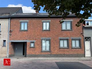 <p>Ruime woning met 3 slaapkamers, veranda en terras in Hamme – onmiddellijk beschikbaar</p><p>Op zoek naar een ruime woning met heel wat mogelijkheden in Hamme? Deze woning biedt met maar liefst 154 m² bewoonbare oppervlakte een mooie basis voor gezinnen, starters of wie op zoek is naar extra ruimte.</p><p>De woning beschikt over 3 slaapkamers, een aangename veranda en een terras waar u heerlijk kunt genieten van de buitenlucht. Dankzij de gevelbreedte van 11 meter biedt de woning bovendien een aangename uitstraling en interessante indelingsmogelijkheden.</p><p>Een extra troef is de kleine inpandige garage, ideaal voor het veilig stallen van een wagen, fietsen of het creëren van bijkomende bergruimte.</p><p>De woning heeft een EPC score van 490 (label E), waardoor er een renovatieplicht op rust waarbij de woning binnen de 6 jaar energetisch dient gerenoveerd te worden.</p><p>Maak vandaag nog uw afspraak om deze woning te bezichtigen.</p>
