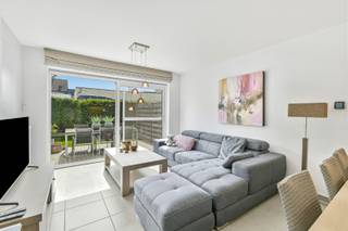 Op wandelafstand van het strand en horeca vindt u dit verzorgde en instapklare gelijkvloerse appartement. Dankzij de praktische indeling, de aangename buitenruimte en de rustige ligging is dit de ideale keuze als vaste woonst, tweede verblijf of investering.<br /><br />De lichtrijke leefruimte vormt samen met de open, volledig uitgeruste keuken het gezellige hart van het appartement. Daarnaast beschikt u over een volwaardige slaapkamer, een ruime slaaphoek die perfect dienst kan doen als extra slaapkamer of bureau, een badkamer met douche, een apart toilet en een handige wasberging.<br />Buiten geniet u van een gezellig terras, een heerlijke plek om in alle rust van de zon te genieten.<br /><br />Ook op vlak van comfort zit u hier goed. Het appartement is energiezuinig (EPC-label B), beschikt over een conforme elektrische installatie en wordt bovendien volledig gemeubeld verkocht, inclusief de inboedel. U hoeft enkel uw koffers uit te pakken en kunt meteen genieten.<br /><br />Als extra is er de mogelijkheid om een ruime privatieve garage aan te kopen voor € 55.000, ideaal voor uw wagen, fietsen of extra bergruimte.<br /><br />Bent u op zoek naar een zorgeloos appartement op een uitstekende locatie in Westende-Dorp? Neem dan vandaag nog contact met ons op voor een bezoek en ontdek zelf de vele troeven van dit mooie appartement.<br /><br />Neem voorsprong met een vrijblijvende en gratis schatting van uw eigendom via:<br />http://www.residentievastgoed.be/gratisonlineschatten<br /><br />EPC: 145 kWh/m² - UC: 3689187 ~ Vg, Wg, Gvkr, Gvv, Gmo ~ Ref. MI24517