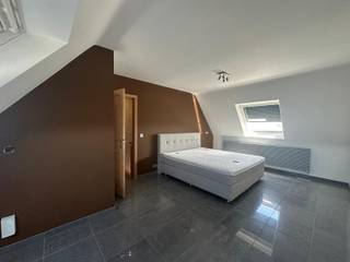 <p>Inschrijven kan via onze website</p><p>Op een uitstekende ligging in Erembodegem bevindt zich dit <strong>lichtrijke duplexappartement</strong>. Het station, winkels, scholen en openbaar vervoer bevinden zich in de nabije omgeving.</p><p>Bij het betreden van het appartement kom je in <strong>een gezellige leefruimte met open keuken</strong>. Aansluitend is er <strong>een terras</strong> aanwezig. Verder beschikt het appartement over een toilet, een wasplaats en een badkamer met douche. Op de bovenverdieping bevindt zich de slaapkamer, samen met een apart toilet.</p><p>De huurprijs bedraagt €735 + €95 gemeenschappelijke kosten.</p><p>Het appartement is onmiddellijk beschikbaar.</p>