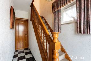 Bent u op zoek naar een woning met loods? Dat mag u deze unieke kans niet laten voorbijgaan!<br /><br />Deze solide woning dient naar eigen smaak en wensen opgefrist te worden. Het goed is gelegen op een praktische en aangename locatie, op korte afstand van het station, winkels, scholen en belangrijke verbindingswegen.<br /><br />Bij het betreden van de woning komt u binnen in een inkomhal die toegang geeft tot de ruime leefruimte, aansluitend bevindt zich een 2<sup>de</sup> leefruimte en keuken.<br /><br />Via de trap in de inkomhal – en eveneens via de trap in de keuken – bereikt u de eerste verdieping. Hier vindt u 3 ruime slaapkamers en badkamer. De zolderverdieping biedt bijkomende uitbreidingsmogelijkheden en kan volledig naar wens afgewerkt worden. Kelder aanwezig.<br /><br />De absolute troef bevindt zich buiten: naast verschillende opberghokken beschikt deze eigendom over een indrukwekkende hangaar van maar liefst +/- 165 m², poort heeft een hoogte van 3.6 m / breedte van 3.3 m. Perfect voor zelfstandigen, opslag, een atelier, werkruimte, hobbyruimte, het stallen van voertuigen, paarden of het combineren van wonen en werken.<br /><br />Achterliggend bevindt zich een ruim, zuid gericht perceel van ongeveer ca 7a 60ca bestaande uit tuin en weide. Een ideale plek voor tuinliefhebbers, dierenliefhebbers of gezinnen die houden van buitenruimte. Extra troef: dit perceel is bereikbaar via een achterliggende landweg, wat zorgt voor bijkomende toegankelijkheid.<br /><br />Aan parkeermogelijkheden geen gebrek – er zijn 3 buitenstaanplaatsen voorzien aan de woning.<br /><br />Dankzij de royale buitenruimte, de multifunctionele hangaar en de solide basis van de woning biedt dit pand enorm veel potentieel voor wie de handen uit de mouwen wil steken en een eigendom volledig naar eigen noden wil inrichten.<br /><br />Bent u klaar om van dit project uw droomwoning met werkruimte te maken? Contacteer ons vandaag!<br /><br />Dit pand is onderhevig aan de renovatieverplichting opgelegd door de Vlaamse overheid voor residentiële gebouwen. Meer informatie vindt u op de website van het Vlaams Energie- en Klimaatagentschap.