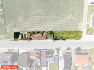 <strong>Te koop – Open bebouwing met uitzonderlijk renovatiepotentieel op toplocatie in Nazareth-Eke</strong><br /><br /><br />Bent u op zoek naar een woning die u volledig naar uw eigen wensen en stijl kunt omvormen? Dan biedt deze open bebouwing aan de <strong>Oudenaardseheerweg 125 in Nazareth-Ek</strong>e een unieke kans.<br />Gelegen op een mooi perceel van 652 m² combineert deze eigendom een uitstekende bereikbaarheid met tal van mogelijkheden. Dankzij de strategische ligging geniet u van een vlotte verbinding naar Gent, Deinze, Oudenaarde en de E17, terwijl winkels, scholen, openbaar vervoer en andere dagelijkse voorzieningen zich op korte afstand bevinden.<br />Deze woning vormt de ideale basis voor wie op zoek is naar een totaalrenovatie of een project met toekomstperspectief. Met de juiste aanpak creëert u hier een eigentijdse gezinswoning die volledig aansluit bij uw woonwensen.<br /><br /><strong>Indeling<br />Gelijkvloers</strong><br />Via de inkomhal betreedt u de woning, die momenteel bestaat uit een leefruimte met aansluitende keuken. Het gelijkvloers dient volledig gerenoveerd te worden, maar biedt hierdoor alle vrijheid om de ruimtes opnieuw in te delen en een hedendaagse, lichtrijke woonomgeving te creëren. Ook een inpandige garage maakt deel uit van de woning en zorgt voor extra comfort en praktische bergruimte.<br />Eerste verdieping<br />De bovenverdieping is grotendeels open en biedt tal van indelingsmogelijkheden. Momenteel beschikt de woning over één slaapkamer, maar dankzij de beschikbare ruimte kan deze verdieping perfect worden ingericht met drie volwaardige slaapkamers, een badkamer en eventueel een aparte dressing of bureau. Zo kan de woning volledig worden aangepast aan de noden van een modern gezin.<br /><br /><strong>Buitenruimte</strong><br />De woning bevindt zich op een perceel van 652 m² en beschikt over een aangename, zonnige tuin waar u in alle rust kunt genieten van het buitenleven. Of u nu droomt van een ruim terras, een speelruimte voor de kinderen of een mooie aangelegde tuin, hier is voldoende plaats om uw plannen werkelijkheid te maken.<br />Naast de inpandige garage beschikt het eigendom bovendien over twee afzonderlijke garageboxen, ideaal voor het parkeren van extra wagens, als opslagruimte of voor hobbyactiviteiten.<br /><br /><strong>Extra troeven</strong><br />- Open bebouwing op een perceel van 652 m²<br />- Uitstekende ligging in het gegeerde Nazareth-Eke<br />- Vlotte verbinding naar Gent, Deinze, Oudenaarde en de E17<br />- Volledig naar eigen smaak te renoveren<br />- Mogelijkheid tot het creëren van drie slaapkamers<br />- Inpandige garage én twee extra garageboxen<br />- Zonnige tuin met tal van mogelijkheden<br /><br />Ideaal voor handige doe-het-zelvers, investeerders of wie een woning volledig naar eigen wens wil realiseren<br />Ook geschikt voor afbraak en heropbouw, mits naleving van de geldende stedenbouwkundige voorschriften en het verkrijgen van de nodige vergunningen<br />Deze eigendom biedt een uitstekende combinatie van ruimte, ligging en potentieel. Een unieke kans voor wie op zoek is naar een renovatieproject met een sterke meerwaarde op een centrale locatie.<br /><br />Interesse?<br />Neem vandaag nog contact met ons op voor meer informatie of om een bezoek in te plannen.<br /><br />Stefaan Speybroeck _<br />📞 <strong>0473 300 700</strong><br />📧 Stefaan@speybroeck.be<br />🌐 www.speybroeck.be
