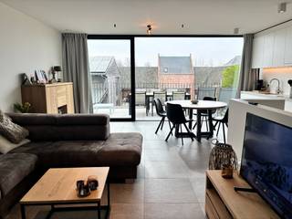 Ruim, eigentijds appartement met aangenaam zonneterras.Gelegen op de grens van Dikkelvenne en Meilegem. Winkels, bakker, beenhouwer,... in de buurt...