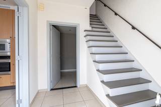<strong>Ruime woning met magazijn van ca. 236 m² op gunstige locatie in Ranst</strong><br /><br /><strong>Deze ruime eigendom biedt een interessante combinatie van wonen en werken. De woning beschikt over een ruime woonkamer, keuken, 5 kamers en heel wat praktische bergruimte. Grote troef is het aansluitende magazijn van ca. 236 m², geschikt voor het stallen van meerdere wagens, opslag, hobby of professionele activiteiten.</strong><br /><br /><strong>Gelijkvloerse verdieping</strong><br />
<ul>
<li>Inkomhal</li>
<li>Aparte woonkamer</li>
<li>Afzonderlijke, uitgeruste keuken</li>
<li>Praktische berging/wasruimte met aansluiting voor wasmachine en droogkast</li>
<li>Twee kamers, bruikbaar als slaapkamer, bureau, hobby- of praktijkruimte</li>
<li>Badkamer met inloopdouche en lavabo</li>
<li>Apart toilet</li>
<li>Zeer ruim magazijn van ca. 236 m², geschikt voor opslag en het stallen van meerdere wagens</li>
<li>Magazijn bereikbaar via een automatische poort</li>
<li>Extra toilet ter hoogte van het magazijn</li>
</ul>
<strong>Eerste verdieping</strong><br />
<ul>
<li>Nachthal</li>
<li>Hoofdslaapkamer</li>
<li>Tweede slaapkamer</li>
<li>Derde slaapkamer</li>
<li>Apart toilet</li>
</ul>
<strong>Algemeen</strong><br />
<ul>
<li>Ruime oprit met automatische toegangspoort</li>
<li>Kelderberging aanwezig</li>
<li>Verwarming op gas</li>
<li>Vloerverwarming aanwezig</li>
<li>Airconditioning in de leefruimte</li>
<li>Veelzijdige eigendom met tal van mogelijkheden voor zelfstandigen, opslag, hobby of autoliefhebbers</li>
<li>Gelegen in Ranst op een vlot bereikbare locatie, met goede verbindingen richting omliggende gemeenten en Antwerpen. Winkels, scholen en andere dagelijkse voorzieningen bevinden zich in de nabije omgeving</li>
</ul>