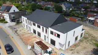 e koop: moderne gesloten woning in het centrum van Deerlijk, op korte afstand van openbaar vervoer en invalswegen. Aankoop aan 6% BTW is mogelijk voor wie aan de voorwaarden voldoet.
<p>Deze nieuwbouwwoning (bouwjaar 2025) combineert hedendaags wooncomfort met een gunstige ligging in een rustige woonkern. Dankzij de centrale locatie geniet u van vlotte verbindingen en alle voorzieningen binnen handbereik. De woning beschikt over een praktische indeling met drie slaapkamers, een tuin en een garage, ideaal voor gezinnen die op zoek zijn naar een energiezuinige en onderhoudsvriendelijke thuis.</p>

<p>Belangrijkste ruimtes:<br />• Lichte woonkamer met toegang tot de tuin<br />• Open keuken met moderne voorzieningen<br />• Badkamer met eigentijdse afwerking<br />• Drie slaapkamers met voldoende ruimte voor kasten<br />• Inkomhal met gastentoilet<br />• Garage met directe toegang tot de woning<br />• Tuin met plaats voor terras en groen</p>

<p>Troeven:<br />• Nieuwbouw (2025) – instapklaar en onderhoudsvriendelijk<br />• Centrale ligging nabij openbaar vervoer en invalswegen<br />• Praktische indeling met tuin en garage</p>

<p>Neem vandaag nog contact op met uw ERA-makelaar voor een bezoek.</p>

<p>JOUW DROOMHUIS. ZO GEVONDEN!</p>