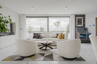 Welkom in residentie <strong>L’Orée du Parc</strong>.<br />Op de <strong>bovenste verdieping</strong> van deze residentie bevindt zich dit <strong>unieke penthouse</strong>, bereikbaar via een <strong>beveiligde lift</strong>.<br />De <strong>lichtrijke leefruimte</strong> omvat een <strong>woonkamer, eetplaats</strong> en <strong>volledig uitgeruste open keuken</strong>.<br /><strong>Grote raampartijen</strong> zorgen voor <strong>veel natuurlijk licht</strong> en geven <strong>rechtstreeks toegang</strong> tot het <strong>panoramische terras</strong> <strong>van ca. 80 m²</strong>, met een <strong>prachtig uitzicht over het park</strong>.<br /><br />Het penthouse beschikt over <strong>4 slaapkamers</strong>, <strong>elk met</strong> toegang tot een <strong>eigen terras</strong>, een <strong>badkamer</strong> met <strong>ligbad en douche</strong>, een <strong>tweede doucheruimte</strong>, <strong>2 aparte toiletten</strong>, waarvan <strong>een gastentoilet</strong> en een <strong>wasruimte</strong>.<br />Verder is het penthouse voorzien van <strong>vloerverwarming op gas</strong>, <strong>aluminium ramen</strong> met <strong>dubbele beglazing</strong>, <strong>video-intercom</strong> en <strong>camerabeveiliging</strong>.<br />Met een <strong>EPC-score B</strong> is de woning bovendien <strong>bijzonder energiezuinig</strong>. Daarnaast beschikt het penthouse over een <strong>privatieve zolder</strong> en is er <strong>voldoende parkeergelegenheid</strong>.<br /><br />Kortom <strong>een bijzonder penthouse</strong> dat de <strong>ruimte en het comfort</strong> <strong>van een woning</strong> <strong>combineert</strong> <strong>met</strong> het <strong>uitzicht en gemak van een appartement</strong>.<br /><br /><strong>Interesse in een bezoek? Contacteer:</strong><br />Matthis via +32 477 804 350 - <u><strong>matthis@dekeyser.immo</strong></u><br />Frank via +32 475 674 835 - <u><strong>frank@dekeyser.immo</strong></u>