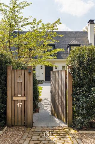 Cette villa de 1978 a été rénovée au fil des ans avec un souci de qualité. La propriété est située sur un terrain de 3 786 m². Avec une surface habitable de 524 m², cette propriété offre des espaces de vie spacieux. <br /><br />Le rez-de-chaussée se compose d'un hall d'entrée accueillant avec vestiaire et WC visiteurs, d'un agréable salon avec cheminée, de deux salles à manger, d'un bureau, d'une cuisine entièrement équipée, d'une buanderie et d'un garage intérieur pouvant accueillir deux voitures.<br /><br />Au premier étage, on trouve quatre chambres et trois salles de bains. <br /><br />Le jardin a été soigneusement redessiné en 2022 et forme un espace extérieur agréable comprenant une piscine et un pool house attenant, équipé d'une salle de bains, d'un sauna et d'une cuisine. En outre, plusieurs terrasses et un étang ornemental complètent la propriété.<br /><br />La propriété se distingue par sa situation tranquille, ses finitions de qualité et son score EPC favorable.<br /><br />Atouts supplémentaires : <br />- Système d'arrosage relié à un forage<br />- Borne de recharge pour voiture électrique<br />- Toiture rénovée en 2023<br /><br />Il y a également la possibilité d'acheter deux terrains à bâtir adjacents (situés sur l'Isschotweg), chacun avec une superficie de 14 ares.