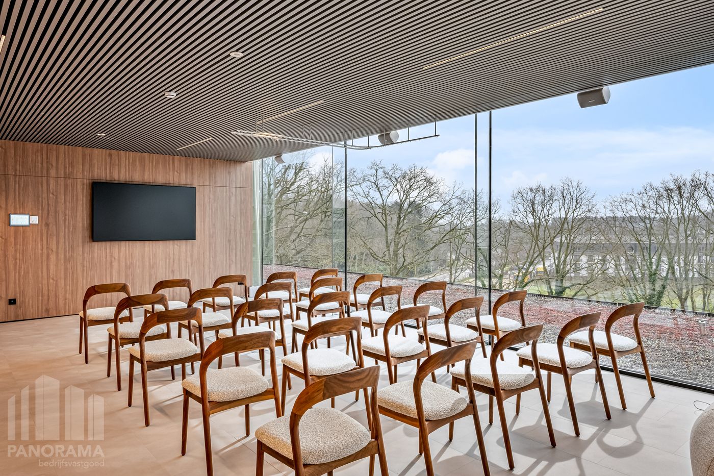 310 m² HIGH-END KANTOREN MET TERRAS OP TOPLOCATIE LANGS DE E40 TE OOSTKAMP - foto 5