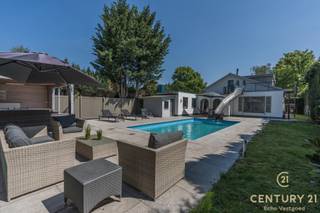 <p><strong>Altijd al willen "leven in weelde"? Dan is deze vrijstaande villa wellicht dé woning voor u!</strong><br /><br />In de grensgemeente <span><span>Weelde</span></span> bevindt zich deze gezellige en gerenoveerde vrijstaande villa met maar liefst vier ruime slaapkamers en een verwarmd buitenzwembad. Een ideale woning voor wie comfort, privacy en luxe wil combineren met ruimte en functionaliteit.</p>
<p>Bij binnenkomst treft u een inkomhal met aansluitend een bureau- of slaapkamer, perfect voor thuiswerk of gelijkvloers wonen. De woonkamer vormt het hart van de woning en biedt toegang tot de geïnstalleerde keuken en de gang. Via de gang bereikt u de zij-ingang, een gastentoilet en een extra logeerkamer.</p>
<p>De bijzonder ruime hoofdslaapkamer kijkt uit op de achtertuin en het zwembad en beschikt over een ensuite badkamer met ligbad, wastafel in meubel en een eigen toilet. De praktische bergruimte geeft via een afsluitbare schuifraam toegang tot het overdekte terras en de tuin.</p>
<p>Op de bovenverdieping leidt de vaste trap naar een royale overloop met toegang tot een ruime slaapkamer, een even ruime dressing en een luxueuze badkamer uitgerust met douche, dubbele wastafel, toilet en Finse sauna. Het aangrenzende terras beschikt over een unieke waterglijbaan die uitkomt in het met warmtepomp verwarmde zwembad. Het terras en de boordstenen zijn uitgevoerd in gebrande natuursteen, wat zorgt voor een stijlvolle en hoogwaardige uitstraling.</p>
<p>De volledig omheinde tuin garandeert optimale privacy en wordt vervolledigd door een gezellig barretje, een ruime garage en een automatisch bedienbare toegangs- en garagepoort.</p>
<h3>Pluspunten</h3>
<ul>
<li>
<p>Volledige privacy</p>
</li>
<li>
<p>Volledig omheind perceel</p>
</li>
<li>
<p>Verwarmd zwembad met waterglijbaan</p>
</li>
<li>
<p>2 badkamers en 4 slaapkamers</p>
</li>
<li>
<p>Mogelijkheid tot combinatie werk/wonen</p>
</li>
<li>
<p>Geïsoleerde kruipruimte</p>
</li>
<li>
<p>Aangelegd terras in gebrande natuursteen</p>
</li>
<li>
<p>CV-ketel vernieuwd (2026)</p>
</li>
<li>
<p>Ruime garage en oprit voor meerdere wagens</p>
</li>
<li>
<p>Centrale ligging, op een letterlijke steenworp van de Nederlandse grens</p>
</li>
<li>
<p>Vlakbij het gezellige Baarle-Nassau/Hertog en op korte afstand van Turnhout</p>
</li>
</ul>
<p>Een instapklare villa waar luxe, comfort en privacy centraal staan.</p>