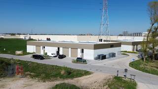Nieuwbouw KMO-unit van 304 m² met 72 m² kantoorruimte en 4 privatieve parkeerplaats te koop, de unit maakt deel uit van het gloednieuwe bedrijvenpark <strong>"BAZUIN",</strong> een gloednieuwe KMO-ontwikkeling gelegen op een strategische locatie in Roeselare. Het project bestaat uit een 80-tal multifunctionele units, samengebracht in verschillende bedrijfsverzamelgebouwen. De beschikbare oppervlaktes variëren van 60 m² tot 534 m², met de mogelijkheid tot samenvoeging tot grotere entiteiten. Afhankelijk van uw zoekcriteria, zijn de <strong>units beschikbaar met of zonder geïntegreerde kantoor -en/of woonruimte. </strong><br /><br />De casco magazijnen (brandklasse B) hebben een vrije hoogte van +/- 6 m en zijn opgebouwd uit een staalstructuur, gecombineerd met betonpanelen en geïsoleerde sandwichpanelen. Elke loods is voorzien van een automatische geïsoleerde sectionaalpoort (al dan niet met aparte toegangsdeur en glaspartij), een lichtstraat en een gepolierde polybetonvloer. Aansluitingen voor nutsvoorzieningen zoals stadswater, elektriciteit (25A - 3N400V) en telecom (data) zijn individueel voorzien. <br /><br />Het bedrijvenpark bevindt zich in een gebied voor ambachtelijke bedrijven en KMO's, en is geschikt voor een <strong>breed scala aan activiteiten</strong> zoals opslag, productie, verwerking, groothandel, ...<br />Dankzij de 15.300 m² aan groenaanleg en de integratie van woon-werkateliers, biedt Bazuin de ideale combinatie tussen bedrijvigheid en leefomgeving. <br /><br />Verder biedt het terrein uitgebreide parkeer -en manoeuvreerruimte, alsook parkeerplaatsen voor bezoekers en personeel. <br />Oplevering voorzien Q4 2026.<br /><br />Contacteer <strong>PANORAMA B2B</strong> voor bijkomende inlichtingen, plannen of een vrijblijvend plaatsbezoek <strong>0476 215 115</strong>.