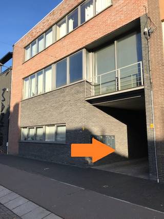 Deze autostaanplaats van 14,4m² bevindt zich achteraan op het perceel en is bereikbaar via de onderdoorrit van het gebouw met huisnummer 74...