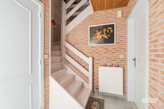 Gelegen in een rustige woonwijk in Wichelen bevindt zich deze uitstekend onderhouden halfopen bebouwing op een perceel van 534 m². Dankzij de verzorgde afwerking, de praktische indeling en het aangename groene uitzicht vormt deze eigendom de ideale thuis voor gezinnen die op zoek zijn naar rust, ruimte en wooncomfort. Via de inkomhal met gastentoilet komt u terecht in de lichtrijke woon- en eetkamer. De grote raampartijen zorgen voor een overvloed aan natuurlijk licht en creëren een warme, aangename leefomgeving. Aansluitend bevindt zich de keuken, die een mooi zicht biedt op de tuin en eenvoudig bereikbaar is vanuit de leefruimte. Verder beschikt het gelijkvloers over een ruime inpandige garage met een afzonderlijke hoek die perfect ingericht is als wasplaats of extra bergruimte. Op de eerste verdieping bevinden zich drie volwaardige slaapkamers, een badkamer en een praktische berging. Dankzij de functionele indeling biedt de woning alle ruimte die een gezin nodig heeft. Ook buiten werd de woning met veel zorg onderhouden. De verzorgde tuin beschikt over een ruim terras waar u in alle rust kan genieten van het groene uitzicht. Daarnaast is er een praktische tuinberging voorzien voor het opbergen van tuinmateriaal, fietsen of extra stockage. De combinatie van de rustige ligging, de uitstekende staat van onderhoud en het verzorgde perceel maakt van deze woning een unieke opportuniteit voor wie op zoek is naar een instapklare gezinswoning in een aangename woonomgeving. Interesse in deze woning in Wichelen? Vraag vandaag nog uw bezoek aan via Immo Francois.<br /><br />