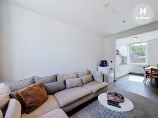 Dit stijlvolle herenhuis werd <strong>volledig ingericht</strong> en succesvol uitgebaat als<strong> vakantiewoning</strong> en beschikt over maar liefst <strong>5 ruime slaapkamers en 5 badkamers</strong>, wat garant staat voor optimaal comfort en privacy voor elke gast.<br /><br />De woning is <strong>volledig operationeel voor vakantieverhuur </strong>en beschikt over een <strong>officieel goedgekeurde toeristische logiesfunctie </strong>toegekend door de <strong>gemeente Koksijde</strong>. Daarnaast is het pand volledig <strong>in orde met de geldende regelgeving</strong>: het is ingeschreven bij <strong>Toerisme Vlaanderen</strong> en beschikt over een<strong> geldig brandveiligheidsattest</strong>.<br /><br />Dankzij de doordachte indeling en complete inrichting biedt deze eigendom een uitstekend verhuurpotentieel met aantrekkelijk rendement. Dit maakt het pand bijzonder interessant voor investeerders die op zoek zijn naar een vastgoedopportuniteit met onmiddellijke exploitatiewaarde én verdere groeimogelijkheden.<br /><br /><u><strong>Belangrijkste troeven</strong></u>
<ul>
<li>Karaktervol herenhuis</li>
<li>5 volwaardige slaapkamers & 5 badkamers</li>
<li>Volledig ingericht en instapklaar voor vakantieverhuur</li>
<li>Officieel goedgekeurde toeristische logiesfunctie</li>
<li>Ingeschreven bij Toerisme Vlaanderen</li>
<li>Geldig brandveiligheidsattest</li>
<li>Sterk rendements- en investeringspotentieel</li>
</ul>
Deze eigendom vormt een unieke kans voor wie wil investeren in toeristisch vastgoed met schaalbaarheid, of voor wie op zoek is naar een ruime woning met een veelzijdige invulling.<br /><br />📩 <strong>Meer info of bezoek?</strong> Contacteer ons gerust.