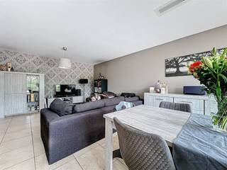 <p><i><strong>Gezellig tweekamer appartement met ruim terras, rustig gelegen in het landelijke Oudegem.</strong></i></p><p>Ontdek dit net en vrijwel instapklaar ruim appartement , in de residentie "Hofstede, Hof ten Bos" met een vlotte verbinding naar Dendermonde - Aalst | Mechelen - Gent.</p><p>Dit lichtrijk appartement op de eerste verdieping omvat een inkomhal/nachthal, een apart toilet, ruime woonkamer met open keuken met een naastgelegen praktische berging.<br />Verder is er de badkamer met douche en badmeubel, een riante slaapkamer (master) en tweede volwaardige kamer.<br />Vanuit de woonkamer is er toegang naar het <i><strong>ruim en zuidgericht terras</strong>.</i></p><p>De <i><strong>aanwezigheid van een lif</strong>t</i> biedt een bijkomend comfort , de centrale verwarming op gas en een gunstige<i> EPC score van 115Kwh/m² </i>(label B ) , zorgen voor beperkt verbruik.<br />Een comfortabel en onderhoudsvriendelijk ruim appartement, met groenzicht en rustige ligging op slechts enkele voetstappen van de wandel- & fietsdijk langsheen de Dender.</p><p>Residentie "Hofstede, Hof ten bos" is<i><strong> zorgeloos en rustig </strong></i>wonen in een landelijke omgeving.</p><p>De troeven : <u>EPC label B</u><strong> |<u> </u></strong><u>vrijwel instapklaar</u> |<u> ruim terras</u><strong> |</strong> <u>2 kamers</u><strong><u> </u>| </strong><u>garage beschikbaar</u> <strong> |<u> </u></strong><u>lift</u></p><p>Beschikbaar vanaf <u>1 oktober 2026</u>, huur 790€ + 60€ garage + gemeenschappelijke kost 50€ per maand .</p><p><strong>Bezoekmoment </strong>voorzien op <i><strong>vrijdag 18 september </strong></i>van<i><strong> 19u-20u enkel op afspraak!</strong></i></p><p>Voor meer info contact of afspraak online info@rented.be | 078 482000 | www.rented.be</p>