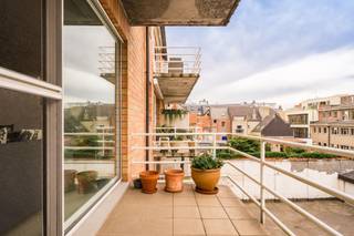 <p><span>APPARTEMENT SPACIEUX AVEC 2 CHAMBRES, TERRASSE ET GARAGE (+ € 30 000) AU CŒUR DE MALINES</span></p><p><span>Vous recherchez un appartement spacieux et prêt à emménager, bénéficiant d’un emplacement de choix dans le centre de Malines ? Alors cet appartement lumineux, situé au deuxième étage de la Résidence Bergstraat, mérite sans aucun doute une visite.</span></p><p><span>Le hall d’entrée vous permet d’accéder aux différentes pièces de l’appartement. Le vaste espace de vie avec cuisine ouverte bénéficie d’une lumière naturelle abondante et s’ouvre directement sur une agréable terrasse où vous pourrez vous détendre en toute tranquillité.</span></p><p><span>L'appartement dispose en outre de deux chambres à part entière, d'une salle de bains avec baignoire et meuble-lavabo, de toilettes séparées pour les invités et d'un débarras pratique équipé d'une chaudière murale à gaz individuelle. Vous bénéficiez également d'un débarras privatif en sous-sol et d'une buanderie commune.</span></p><p><span>L’achat d’un garage fermé est obligatoire pour cet appartement, au prix de 30 00 €.</span><span> Vous êtes ainsi assuré de disposer d’une place de parking sécurisée, ce qui constitue une valeur ajoutée indéniable au centre de Malines.</span></p><p><span>Grâce à son emplacement exceptionnel, vous alliez ici l’animation du centre-ville de Malines au confort d’un appartement spacieux et d’un garage privé. Idéal comme logement familial, premier achat ou investissement sans souci.</span></p>