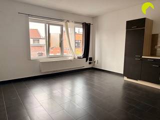 <p><span>Op een rustige ligging in Wilrijk vinden we dit tof, recent appartement met 1 slaapkamer en terras terug. Buurtwinkels, scholen, grootwarenhuizen, een ziekenhuis, een kinderdagverblijf, alle vormen van openbaar vervoer (bus, tram) ... kortom, alles is op een steenworp te bereiken. </span></p><p><span>Goede verbinding met autosnelwegen wegens directe nabijheid van invalswegen en de oprit van de Ring rond Antwerpen - A12.</span></p><p><span> </span></p><p><span>Kom gerust eens kijken naar dit gezellig appartement, ideaal voor een alleenstaande of een jong koppel!</span></p><p><span> </span></p><p><span>Indeling</span></p><p><span>Via de gemeenschappelijke inkomhal komen we binnen in het gebouw en komen we via de trap tot aan het appartement op de tweede verdieping. We stappen binnen in de centrale hal van waaruit men toegang heeft tot alle ruimtes. Hier valt onmiddellijk al de onderhoudsvriendelijke tegelvloer op die doorloopt doorheen het appartement. Aan de voorzijde van het gebouw is er een aangename leefruimte met volledig ingebouwde open keuken (25m²) die uitgerust is met kasten en toestellen (vitro-keramische kookplaat, dampkap, oven, koelkast, vaatwasser, spoeltafel). Gaan we door de hal komen we bij een volledig betegelde badkamer die voorzien is van een inloopdouche, een badkamermeubel met lavabo, een kolomkast, een toilet en aansluitingen voor wasmachine/droogkast.</span></p><p><span>Achteraan bevindt zich de zeer ruime slaapkamer (20m²) die toegang heeft tot het terras. </span></p><p><span>Een bergruimte is aanwezig in het appartement.</span></p><p><span> </span></p><p><span>Nuttige informatie</span></p><p><span>Geen gemeenschappelijke kosten!</span></p><p><span>EPC: 115 kWh/(m²jaar)</span></p><p><span>Huurwaarborg: 3 maanden</span></p><p><span>Plaatsbeschrijving € 225 </span></p><p><span>Onmiddellijk beschikbaar!</span></p><p><span> </span></p><p><span>“Boek nu zelf ONLINE uw afspraak in. Surf naar het betreffende eigendom op onze website <span>www.habicom.be</span></span><span> en klik op de roze knop </span><span>'PLAN EEN BEZOEK'</span><span>. <br />Kies het moment dat u het beste uitkomt, vul de gevraagde contactgegevens in en klik nadien op verzenden om te bevestigen.”</span></p><p><span> </span></p>