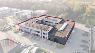 Immeuble commercial magnifiquement situé avec 1 773 m² d'espace de bureaux et 505 m² d'espace de stockage à vendre, visible depuis la très...