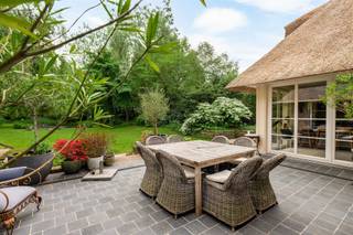 Deze exclusieve villa met rieten dak is ontworpen door architect Peter de Clercq Zubli, die ook tekende voor iconische projecten zoals...