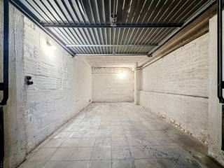 Tel: +32 475 71 63 52 / Email: matthieu.goffin@weinvest.be<br /><br />We Invest is proud to present this secure garage, ideally situated in the basement of a building at 47 Avenue Nouvelle in Etterbeek. This private garage measures 5.89 metres in length and 2.48 metres in width, providing a secure space to park a vehicle or use as additional storage. However, the maximum vehicle height must not exceed 2.48 metres. The property is vacant and available for immediate sale, with no current lease.<br /><br />Located in the heart of Etterbeek, in the immediate vicinity of the La Chasse district, this garage enjoys a strategic location with quick access to Brussels city centre and the southern part of the capital. The area is particularly well served by public transport (buses, trams and the metro nearby), offering excellent daily connectivity, particularly to the European institutions and the ULB. Its central location makes it an ideal property for both personal use and as an investment.<br /><br />Price: €40,000<br />Property available immediately. <br /><br />For more exclusive properties, please visit our website www.weinvest.be.