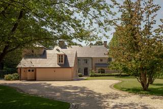 Deze villa is gelegen op één van de meest gegeerde liggingen in Schilde. De oprit start aan het einde van een doodlopende straat. Aan de andere kant wandel je rechtstreeks het park Hof Ter Linden in. Verder is er ook geen inkijk in de prachtig volgroeide tuin, wat uitzonderlijk veel privacy biedt. <br /><br />Je betreedt de villa via een mooie ruime inkomhal. Deze heeft een ruime vestiaire, een toilet, toegang tot de wijnkelder, toegang tot de zijingang &amp; garage, toegang tot de ruime living en toegang tot de keuken. Vanuit de living heb je prachtige zichten op de tuin met vijver. Er is een gashaard, een aparte super gezellige tv kamer en een open eetkamer. De ruime keuken ligt naast de eetkamer. <br /><br />Deze is volledig voorzien met twee gaggenau ovens, een groot gasvuur, twee afwasmachines en een cookerkraan. In de open leefkeuken is ook de eerste bureauruimte, ook te gebruiken als speelhoek of gezellige eethoek. <br /><br />Naast de keuken is de bijkeuken en wasplaats. Van daaruit betreden we de zijingang en eerste dubbele garage.<br /><br />Via nog een aparte ingang kan je de sauna betreden en een volledig apart te betreden bureauruimte. Verder nog 2extra inpandige garages met elektrische poorten. <br /><br />Op de eerste verdieping bevinden zich 4 zeer ruime slaapkamers, 3 badkamers, 2 aparte toiletten, een bagagekast, die allen uitkomen op een ruime overloop. De master bedroom heeft een mooie dressing met ingemaakte kasten en de kamers hebben allen ingemaakte kasten. <br /><br />Op de tweede verdieping zijn nog 3 ruime kamers, 1 badkamer en 1 toilet. Tevens een kleine kitchenette. De grootste doet momenteel dienst als speelzolder. Verder ideaal voor inwonende nanny, logeerkamers, etc..<br /><br />De tuin is uitzonderlijk mooi volwassen. Het huis en de tuin zijn in perfecte staat. In de tuin ligt een prachtig zwembad met mozaïektegels. Volledig voorzien van alle comfort. Er is een super gezellig overdekt terras met warmers. Het domein is volledig omheind