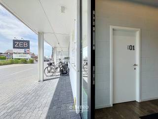 <u><strong>INDELING:</strong></u><br /><strong><em>Gelijkvloers:</em></strong><br />Gemeenschappelijk: 25-tal parkeerplaatsen - centrale inkomhal - ontvangstbalie - wachtruimte - sanitair.<br />Privaat: Praktijkruimte (19m²). <br /><br /><u><strong>AFWERKING: </strong></u><br />De kantoorruimten hebben vloerverwarming, zijn geschilderd, voorzien van LED-verlichting en voldoende stopcontacten.<br /><br /><u><strong>NUTSVOORZIENINGEN:</strong></u><br />Elektriciteit, stadswater, gas, ventilatiesysteem, internetaansluiting (Telenet).<br /><br /><u><strong>BESTEMMING:</strong></u><br />Audiologen, logopedisten, podologen, diëtisten, ergotherapeuten, logopedisten, etc. <br /><br /><strong><u>LIGGING:</u></strong><br />Langs de Diksmuidsesteenweg, een belangrijke invalsweg naar het centrum, en vlot bereikbaar vanaf de Ring.<br />De kantoren maken deel uit van een complex met o.a. Schiervelde Health Training (Kine Schiervelde), apotheek Schiervelde, een jobcoach en een diëtiste.<br /><br /><u><em><strong>Opmerkingen:</strong></em></u><br />- Forfait € 60/m voor internet, onroerende voorheffing en brandverzekering.<br />- Voorschot G+E: € 75/m met afrekening volgens werkelijk verbruik.<br />- Mogelijkheid om uw logo aan te brengen op de Totem.<br />- Onze ref. op <strong>www.centro.be</strong>: <strong>O0145-1</strong> of contacteer ons op <strong>050 70 01 02</strong>.<br /> 