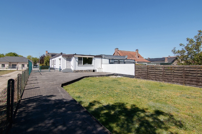 Ruime en rustig gelegen, te renoveren gelijkvloerse woning met bijna volledige onderkeldering op een knap perceel - foto 4