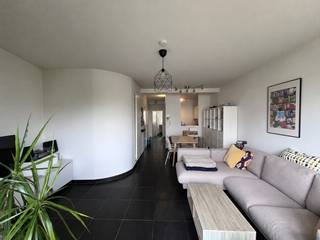 Bent u op zoek naar een gezellig appartement met een uitstekende ligging in het centrum van Gent? Dit lichtrijke 2-slaapkamerappartement aan de Eedverbondkaai bevindt zich nabij tal van voorzieningen zoals winkels, openbaar vervoer, horeca en invalswegen.<br /><br />Het appartement wordt als volgt ingedeeld: inkomhal, ruime en lichtrijke woonkamer met prachtig zicht op het water, ingerichte keuken, badkamer, volwaardige slaapkamer en tweede slaapkamer met vast bureau. <br /><br />Beschikbaar vanaf 01/07!<br /><br />Gemeenschappelijke kosten: €80,00/maand.<br /><br />Voor meer informatie of een bezoek ter plaatse bel Stefanie op het nummer 055/59 50 10 of email Stefanie@vastgoedbrowaeys.be