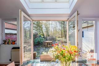 - BEZOEKMOMENT VOLZET -Deze verrassende woning is gelegen in het centrum van Evergem. Op wandelafstand heb je verschillende winkels, scholen, en...