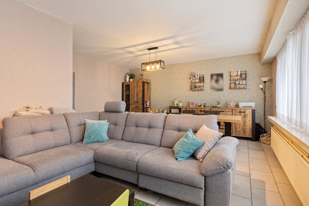 3-bedroom family home with spacious garage in a prime location - photo 4