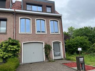 Gezinswoning bouwjaar 1977, gedeeltelijke renovatie 2018.<br />Woonruimte: 157m2. Opp terrein: 287m2<br />Nutsvoorzieningen: water, aardgas (CV+kookfornuis), EPC=280=C<br />Telenet telefonie+ digitale tv aansluiting.<br />Elektriciteit tweevoudig tarief Vinçotte : geen inbreuken ( geldig tot 2042).<br />Geen asbest volgens attest.<br /><br />Gelijkvloers: inkom, garage(automatische poort via code en schakelaar en afstandsbediening),wasplaats, bureau.<br />Eerste verdieping: woonkamer L-vorm parketvloer, toilet, keuken en bergruimte met kasten, trap naar tuin.<br />Tweede verdieping: 3 slaapkamers, badkamer met dubbele wastafel en ligbad /douche en toilet.<br />Zolder<br />Kruipkelder<br />Tuin<br />Beglazing: overal dubbel glas.<br />Rolluiken: Achteraan woning, vooraan op de tweede verdieping.<br /><br />Woning te bezichtigen na telefonische afspraak: 0486/082867.<br /><br /><br />