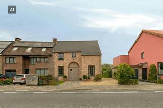 Bouwgrond te koop in de Kleine Doornstraat 158 te Wilrijk. <br /><br />Afmetingen:  <br />- breedte: 11m <br />- diepte: 83m <br /><br />Bouwvoorschriften: <br />- De Antwerpse bouwcode is van toepassing. <br />- Er kunnen maximaal 2 bouwlagen en een dak voorzien worden. <br />- Er dient voldoende afstand gehouden te worden tot de rechterbuur, deze afstand dient meer te zijn dan gebruikelijk, gelet op de verspringing in de voorgevellijn.<br />- Er ontstaat een grote voortuin, er kan daardoor onderzocht worden of een parkeerplaats in open lucht mogelijk is waarbij het groene karakter van de voortuin bewaard blijft. <br />- Een goede ruimtelijke ordening. <br /><br />Bent u geïnteresseerd in deze bouwgrond te koop in Wilrijk? Aarzel dan niet om contact met ons op te nemen. Wenst u uw eigendom ook te koop of te huur te stellen? We helpen u graag verder. Steeds tot uw dienst om u verder te helpen met al uw vragen over vastgoed! <br /><br />Bestuursmaatregelen in het maatregelenregister: in aanvraag<br /><br />Deze AI-visualisaties zijn bedoeld als inspiratie. Er werd geen rekening gehouden met technische specificaties, stedenbouwkundige voorschriften of de concrete mogelijkheden tot realisatie.
