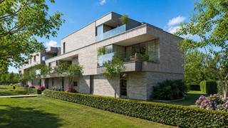 <h2><span>Residentie Helios – Eigentijds wonen in een groene omgeving</span></h2>
<p><span>Ontdek </span><strong><span>Residentie Helios</span></strong><span>, een stijlvol nieuwbouwproject aan de Omleiding 101-105 in Herent. Het project omvat </span><strong><span>18 hedendaagse appartementen</span></strong><span> met één, twee of drie slaapkamers en woonoppervlaktes van circa </span><strong><span>70 tot 120 m²</span></strong><span>. Moderne architectuur, energiezuinig wooncomfort en een groene omgeving komen hier mooi samen.</span></p>
<h3><span>Licht, ruimte en ruime terrassen</span></h3>
<p><span>De appartementen werden ontworpen met bijzondere aandacht voor licht en leefkwaliteit. </span><strong><span>Grote raampartijen</span></strong><span> zorgen voor een aangename, open sfeer en verbinden de leefruimtes met de royale terrassen. Van hieruit geniet je van een prachtig zicht op het </span><strong><span>groene private binnenpark</span></strong><span>, dat een rustig karakter geeft aan de volledige residentie.</span></p>
<p><span>Met verschillende indelingen en oppervlaktes biedt Helios een gevarieerd aanbod. Van een praktisch éénslaapkamerappartement tot een ruim drieslaapkamerappartement: zowel voor eigen bewoning als voor investering zijn er verschillende mogelijkheden.</span></p>
<h3><span>Energiezuinig en comfortabel wonen</span></h3>
<p><span>Residentie Helios combineert hedendaags wooncomfort met moderne, energiezuinige technieken. Ieder appartement wordt onder meer uitgerust met </span><strong><span>vloerverwarming, een warmtepomp, zonnepanelen en ventilatiesysteem D</span></strong><span>. Dit resulteert in een hoog wooncomfort, een gezond binnenklimaat en een bijzonder energiezuinige woning.</span></p>
<p><span>De </span><strong><span>ruime leefterrassen</span></strong><span> vormen bovendien een echte verlenging van de woonruimte en maken het mogelijk om volop te genieten van de groene omgeving.</span></p>
<h3><span>Parkeren en fietsen uit het zicht</span></h3>
<p><span>Onder het gebouw bevindt zich een ruime ondergrondse verdieping met </span><strong><span>autostaanplaatsen en private bergingen</span></strong><span>. Ook voor fietsers is er voldoende ruimte voorzien. Zowel op het gelijkvloers als in de kelder bevinden zich comfortabele fietsenstallingen, met plaats voor gewone fietsen én bakfietsen.</span></p>
<h3><span>Strategische ligging tussen Leuven en Brussel</span></h3>
<p><span>Helios geniet van een centrale ligging in Herent, op korte afstand van Leuven en met een vlotte verbinding richting Brussel. Winkels, scholen, openbaar vervoer en andere dagelijkse voorzieningen bevinden zich in de nabije omgeving. Zo combineert het project een </span><strong><span>groene en aangename woonomgeving met een uitstekende bereikbaarheid</span></strong><span>.</span></p>
<h3><span>Oplevering voorzien in juni 2027</span></h3>
<p><span>De bouwwerken van Residentie Helios zijn momenteel volop aan de gang. De afwerking en oplevering van de appartementen is voorzien tegen </span><strong><span>juni 2027</span></strong><span>.</span></p>
<p><strong><span>Residentie Helios staat voor modern, energiezuinig en comfortabel wonen, met royale buitenruimtes en groen als centrale troef.</span></strong></p>