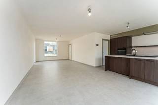 Ontdek deze volledige afgewerkte woning in Aartrijke. Hier hoef je geen keuzes meer te maken voor keuken, badkamer of vloerafwerking. Alles werd zorgvuldig geselecteerd en professioneel afgewerkt, zodat jij straks zorgeloos kunt verhuizen.
Deze charmante halfopen woning heeft 4 ruime slaapkamers, een ruime woon- en eetkamer met open keuken en grote ramen, die zorgen voor een optimale lichtinval en een mooie verbinding met de west-georiënteerde tuin.
Dankzij de kwalitatieve afwerking en energiezuinige technieken geniet je vanaf dag één van aangenaam en comfortabel wonen. Met een E-peil van 10, een lucht-waterwarmtepomp, ventilatie C+ en zonnepanelen is deze woning klaar voor de toekomst en hou jij de energiefactuur onder controle.
Hier woon je rustig, in een nieuwe woonbuurt aan de rand van het centrum, op een boogscheut van Brugge.
Een kijkje nemen? Je vindt de ingang van deze woonbuurt ter hoogte van Aartrijksestraat 117B.
Contacteer nieuwbouwadviseur Kristof voor meer info.