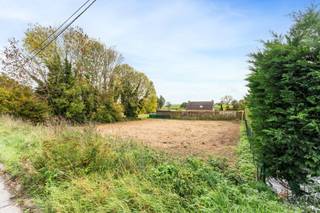 Deze mooie bouwgrond van 1002 m² is uitstekend gelegen en geniet van een vlotte bereikbaarheid. Het perceel biedt de mogelijkheid tot het bouwen...