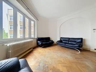 <p><span>👉 Appartement met 2 slaapkamers te koop in Schaarbeek – Victor Hugolaan – Plaskywijk</span><br /><span>Karaktervol appartement op de 3de verdieping van een gebouw uit de jaren 30</span></p>
<p><span>We Invest Bruxelles-Europe stelt u dit charmante appartement met 2 slaapkamers voor, ideaal gelegen aan de Victor Hugolaan in Schaarbeek, in de gegeerde Plaskywijk, in een mooi karaktergebouw uit 1935.</span></p>
<p><span>Gelegen op de 3de verdieping, charmeert dit appartement met zijn ruime volumes, mooie lichtinval en authentieke jaren 30-elementen: hoge plafonds, elegante proporties en authentieke uitstraling.</span></p>
<p><span>Het appartement bestaat uit een ruime en lichtrijke leefruimte, een bestaande keuken, twee comfortabele slaapkamers en een gerenoveerde badkamer.</span></p>
<p><span>Het pand beschikt reeds over verschillende recente technische elementen zoals PVC ramen met dubbele beglazing en een individuele gasketel.</span></p>
<p><span>Renovatiewerken zijn wel voorzien, wat een uitstekende opportuniteit biedt om het appartement volledig naar eigen smaak te personaliseren en te valoriseren in een van de meest gegeerde buurten van Schaarbeek, vlakbij Plasky, winkels, openbaar vervoer, scholen en belangrijke verbindingswegen.</span></p>
<h3><span>Troeven</span></h3>
<p><span>✔ Appartement met 2 slaapkamers</span><br /><span>✔ Gelegen in de Plaskywijk in Schaarbeek</span><br /><span>✔ Karaktervol gebouw uit 1935</span><br /><span>✔ 3de verdieping</span><br /><span>✔ Mooie volumes</span><br /><span>✔ Veel natuurlijke lichtinval</span><br /><span>✔ Authentieke charme</span><br /><span>✔ Gerenoveerde badkamer</span><br /><span>✔ PVC ramen met dubbele beglazing</span><br /><span>✔ Individuele gasketel</span><br /><span>✔ Groot potentieel na renovatie</span></p>
<h3><span>Technische informatie</span></h3>
<p><span>EPC: D-</span><br /><span>Elektriciteit niet conform</span><br /><span>Lasten: ±150 €/maand</span><br /><span>Bouwjaar: 1935</span></p>
<h3><span>Interesse?</span></h3>
<p><span>Contacteer Olivier Halleux – We Invest Bruxelles-Europe voor meer informatie of een bezoek aan dit appartement in Schaarbeek.</span></p>
<p><span>Ontdek ook al onze appartementen en woningen te koop in Brussel op </span><span>We Invest</span></p>