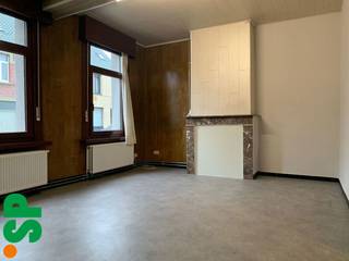 De woning heeft de volgende indeling: Living (novilon; 23m²) met aansluitend de eetkamer (novilon; 11m²) en de open ingerichte keuken (tegels,...