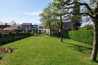 Deze halfopen bebouwing heeft heel wat troeven. Om te beginnen is er de uitstekende ligging, aan de rand van het groene Vriesdonk en op wandelafstand van het centrum van Brasschaat. U woont hier in een fijne, rustige buurt waar buren elkaar nog kennen.<br />Op een mooi perceel van 875 m² met een bouwbreedte van 11 meter geniet u van ruimte en rust. De heerlijke tuin is gericht op het oosten, plaats in overvloed. <br />Binnen voelt u meteen dat dit een oerdegelijke woning is. De constructie is stevig, de indeling is doordacht en de aangename lichtinval op zowel het gelijkvloers als de verdieping zorgt voor een bijzonder fijne sfeer. De woning is instapklaar, maar biedt tegelijk ook nog heel wat mogelijkheden om ze verder naar eigen smaak aan te passen.<br />Op het gelijkvloers ervaart u een leuke, natuurlijke doorloop van de leefruimte naar de annexruimte, ideaal als bibliotheek, bureau of speelhoek, en verder naar de keuken. Vanuit zowel de keuken als de leefruimte heeft u toegang tot het windvrije terras,een zalige plek om in alle privacy te ontspannen. Via de zijdeur of de garage met sectionale poort komt u bovendien rechtstreeks aan de keuken uit, bijzonder handig met boodschappen.<br />Op de verdieping vindt u naast 3 slaapkamers en een badkamer ook een vlizotrap naar de indrukwekkend ruime zolder. Hier kan u echt beginnen dromen: de mogelijkheden zijn talrijk. Er zijn reeds Veluxramen aanwezig en de vloer is al voorzien van een chape.<br />Ook op energetisch vlak zijn er nog kansen om deze woning verder te optimaliseren. Een extra isolatielaag bovenop de bestaande 6 cm dakisolatie kan het EPC verbeteren, net als het vervangen van enkele ramen met enkel glas. De isolatie van het platte dak kon niet worden aangetoond en de cv-ketel is aan vernieuwing toe. Pakt u dit laatste eerst aan, dan komt u meteen op een score waarbij u niet langer renovatieplichtig bent.<br />Verder beschikt deze woning nog over een dubbele garage, een kelder én een kruipkelder.<br />Laat u niet misleiden door het EPC: deze score is absoluut snel en haalbaar te verbeteren.<br />Maak een afspraak om deze fijne, oerdegelijke woning zelf te ontdekken.<br />Bel Katrin op 03 283 44 00 of mail naar katrin@wollaertvastgoed.be.