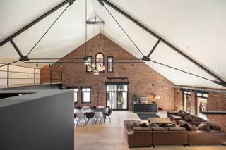 <p>Verscholen in het charmante Hessenstraatje, tussen het historische centrum en het bruisende Eilandje, bevindt zich deze uitzonderlijke New York loft van 270 m². Achter de poort van een discrete gated community wacht een unieke woonbeleving waar rust, privacy en stedelijke luxe naadloos samenvloeien.</p><p><br />• Volledig gerenoveerd in 2022<br />• 2 terrassen, waaronder een dakterras met jacuzzi<br />• Mogelijkheid tot aankoop van ondergrondse autostaanplaats(en)<br />• Op wandelafstand van het Eilandje, de jachthaven, de Meir en het historisch centrum</p><p><br />De indrukwekkende leefruimte met haar spectaculaire plafondhoogte, authentieke bakstenen muren en overvloedige lichtinval creëert meteen dat onmiskenbare loftgevoel dat zo zelden op de markt komt. De open leefkeuken met hoogwaardige toestellen vormt het kloppende hart van de woning en sluit aan op het eerste terras. Een intieme buitenruimte waar je de dag start met een espresso en afsluit met een goed glas wijn.</p><p><br />Met maar liefst 5 slaapkamers en 2 badkamers biedt deze loft alle ruimte voor gezinnen, thuiswerkers of wie graag gasten ontvangt. Dankzij de geïntegreerde domotica geniet je van hedendaags comfort op het hoogste niveau.<br />De absolute showstopper bevindt zich bovenaan: een spectaculair dakterras met jacuzzi waar je in alle privacy uitkijkt over de daken van Antwerpen. Een plek die eerder aan Manhattan doet denken dan aan het historische hart van de stad.</p><p><br />Een New York loft in Antwerpen. Zeldzaam, discreet en ronduit indrukwekkend. </p>