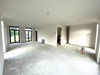<p><span>Nog af te werken half-open nieuwbouwwoning met een uitstekende ligging nabij het centrum van Herselt, op wandelafstand van winkels en scholen.</span></p><p><span>De woning is reeds afgewerkt met alle technieken, bezetting en chape tot op zolder. Vloeren, keuken, sanitair en trap naar zolder nog zelf te plaatsen. </span></p><p><span>Indeling:</span></p><ul><li><span>Gelijkvloers:</span><span> Ruime inkomhal, apart toilet, lichte living en eetruimte, keuken en praktische berging.</span></li><li><span>1ste Verdieping:</span><span> Drie comfortabele slaapkamers en badkamer met extra toilet.</span></li><li><span>Zolder:</span><span> Gechapt en bezet. Biedt de mogelijkheid om in te richten als extra slaapkamer(s), speelruimte of hobbykamer.</span></li><li><span>A</span><span>utostaanplaats: </span><span>Achter op het perceel is een privatieve autostaanplaats voorzien te bereiken vanuit de tuin.</span></li><li><span>Buitenruimte:</span><span> Gezellig terras en een zonnige tuin met aangelegd gras.</span></li></ul><p><span> </span></p><p><span>Extra troeven:</span></p><ul><li><span>Energiezuinig afgewerkt : 15 zonnepanelen, ventilatietype C-Evo, gaswandketel, vloerverwarming,... </span></li><li><span>E-peil is 15, waardoor je als koper gedurende 5 jaar 100% korting krijgt op de onroerende voorheffing.</span></li><li><span>Mogelijkheid tot aankoop van een extra autostaanplaats in de voortuinzone voor slechts 16.000 euro.</span></li></ul><p><span> </span></p><p><span>Voor meer informatie of een afspraak ter plaatse, bel 015 33 93 33.</span></p><p><span> </span></p>